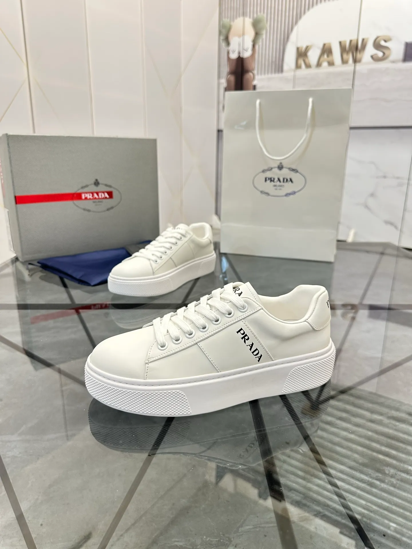 Men's shoes for sale💰: 💰P500¥ High-end top quality Product trademark: Prada * "Prada*" low-top casual shoes Regular size: 35-45 (can be customized to 46) Couple style Product materials: imported first-layer cowhide leather upper, water-dyed sheep lining, original outsole. No.: H201